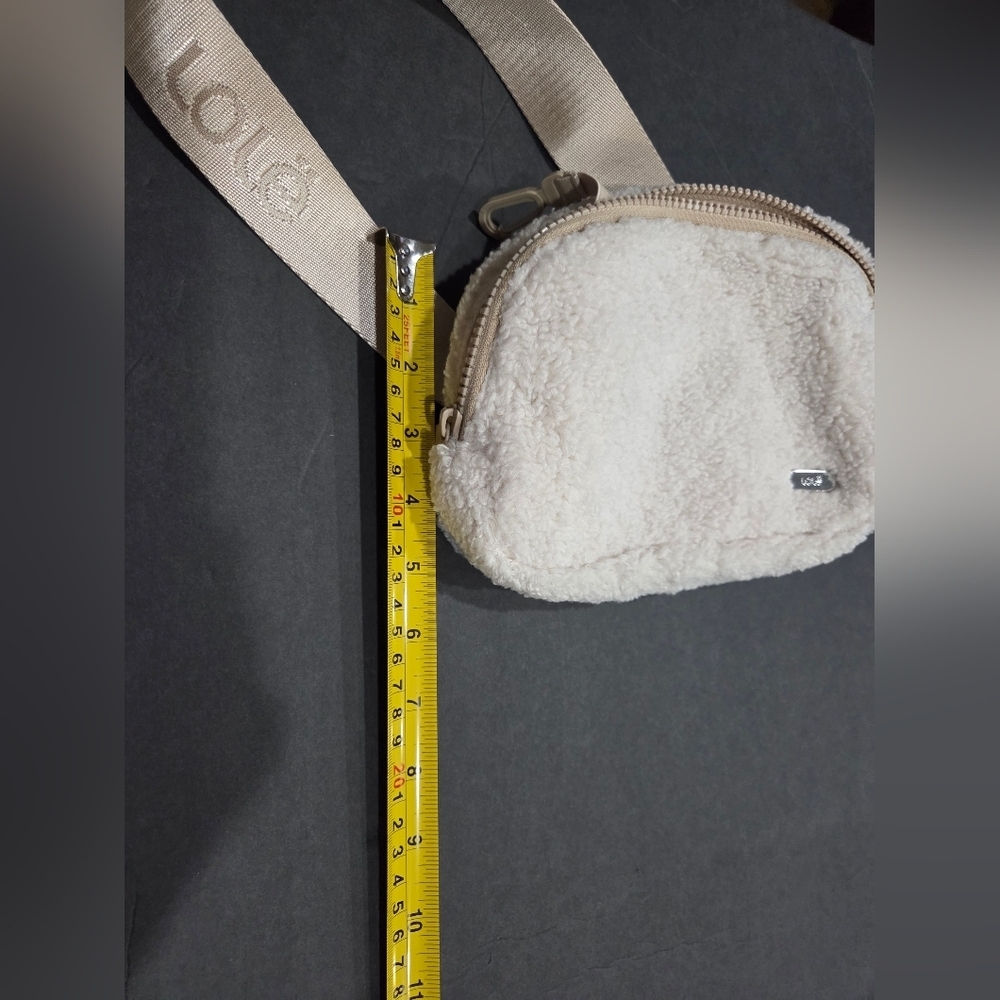 Lole Cream Sherpa Belt Bag - Picture 6 of 9